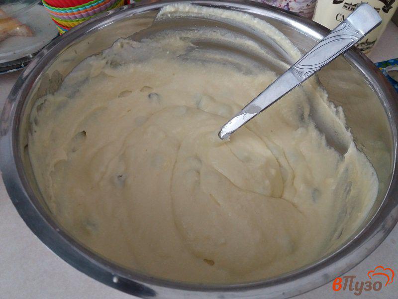 Фото приготовление рецепта: Творожные кексы с изюмом шаг №7
