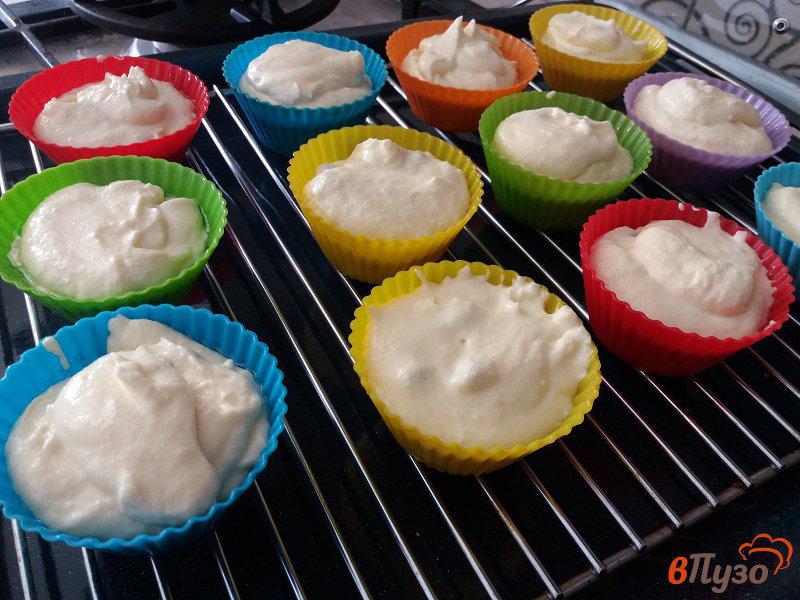 Фото приготовление рецепта: Творожные кексы с изюмом шаг №8