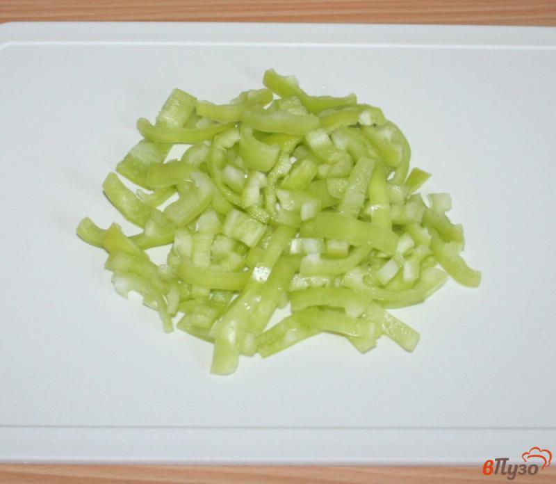 Фото приготовление рецепта: Жареные караси с овощами и рисом шаг №6