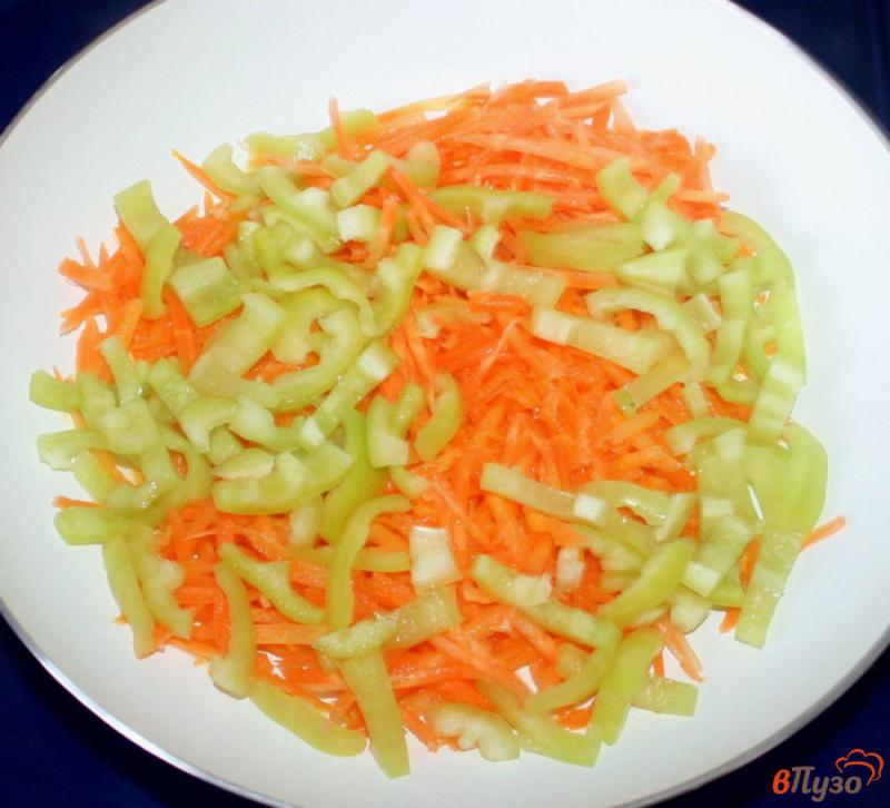 Фото приготовление рецепта: Жареные караси с овощами и рисом шаг №9