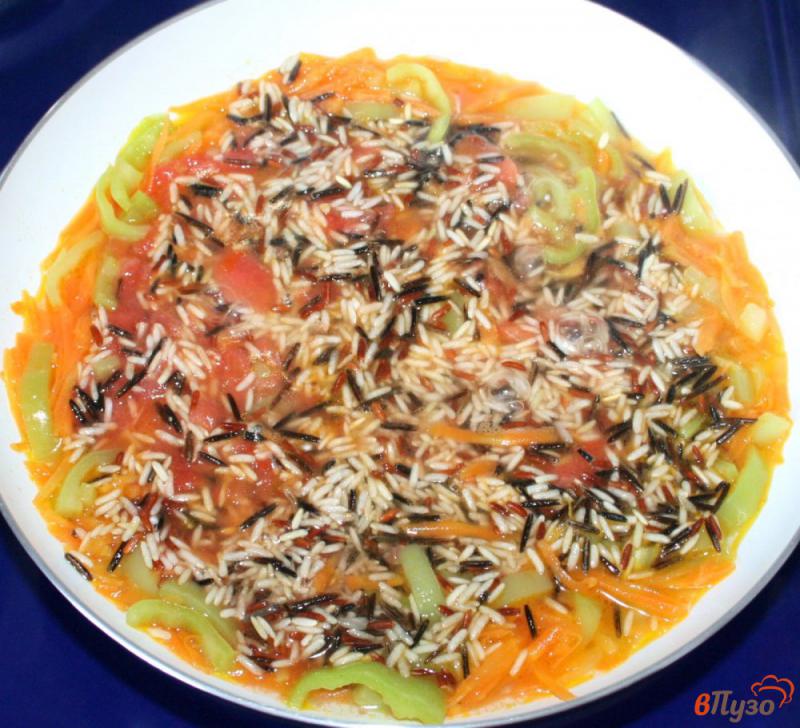 Фото приготовление рецепта: Жареные караси с овощами и рисом шаг №10