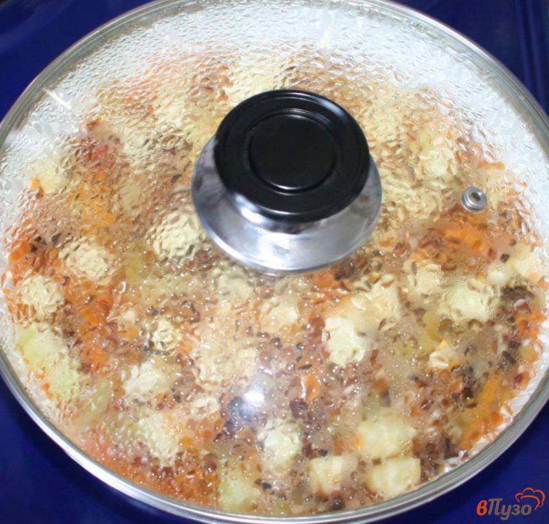 Фото приготовление рецепта: Жареные караси с овощами и рисом шаг №13