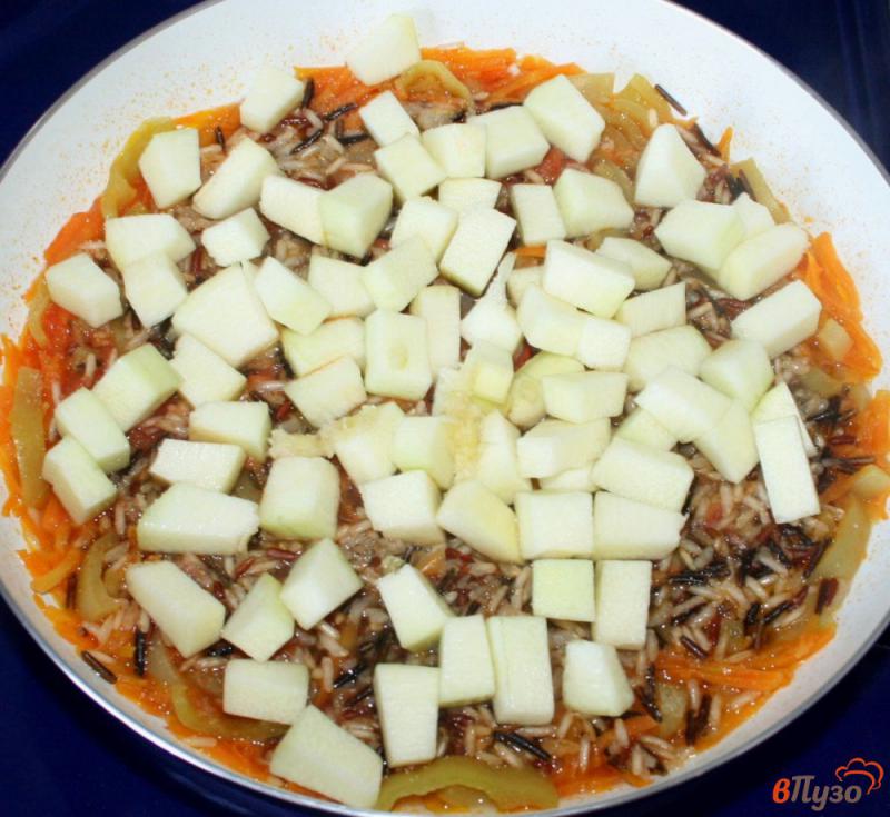 Фото приготовление рецепта: Жареные караси с овощами и рисом шаг №11
