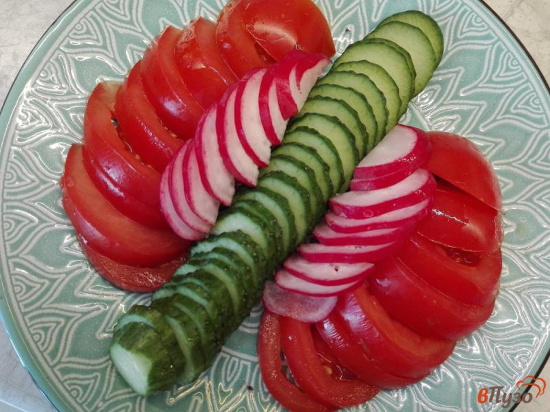 Фото приготовление рецепта: Овощной салат с мягким творогом, кунжутом и семенами чиа шаг №3