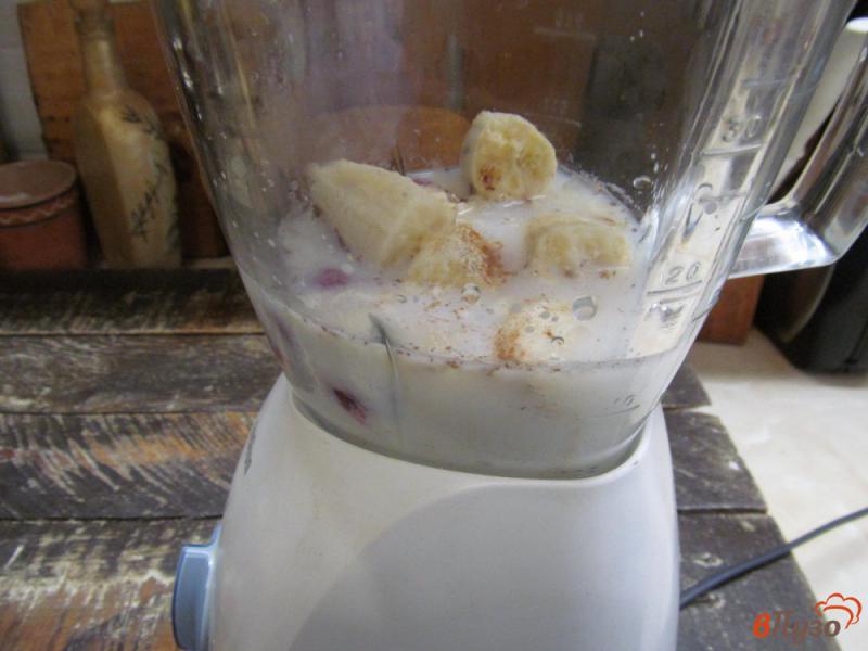 Фото приготовление рецепта: Смузи из цветной капусты с бананом и малиной шаг №5
