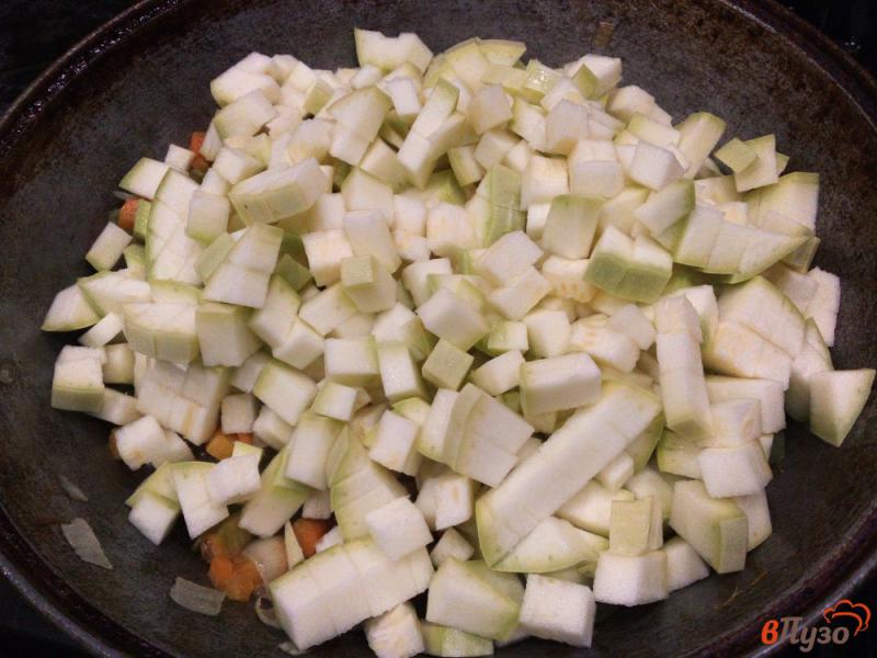 Фото приготовление рецепта: Рагу с кабачком помидором и зеленым луком шаг №4