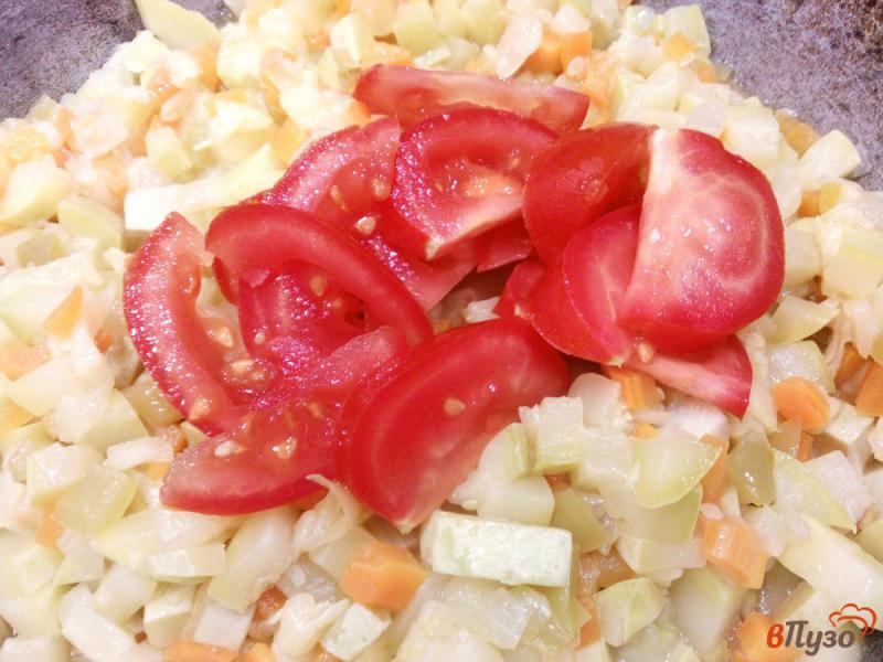 Фото приготовление рецепта: Рагу с кабачком помидором и зеленым луком шаг №5