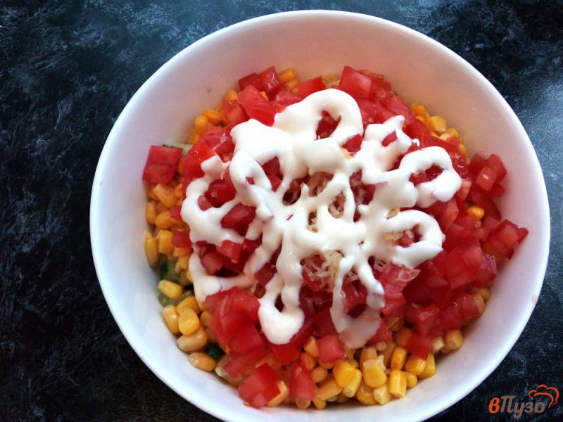 Фото приготовление рецепта: Салат с помидором огурцом кукурузой и жареными шампиньонами шаг №6