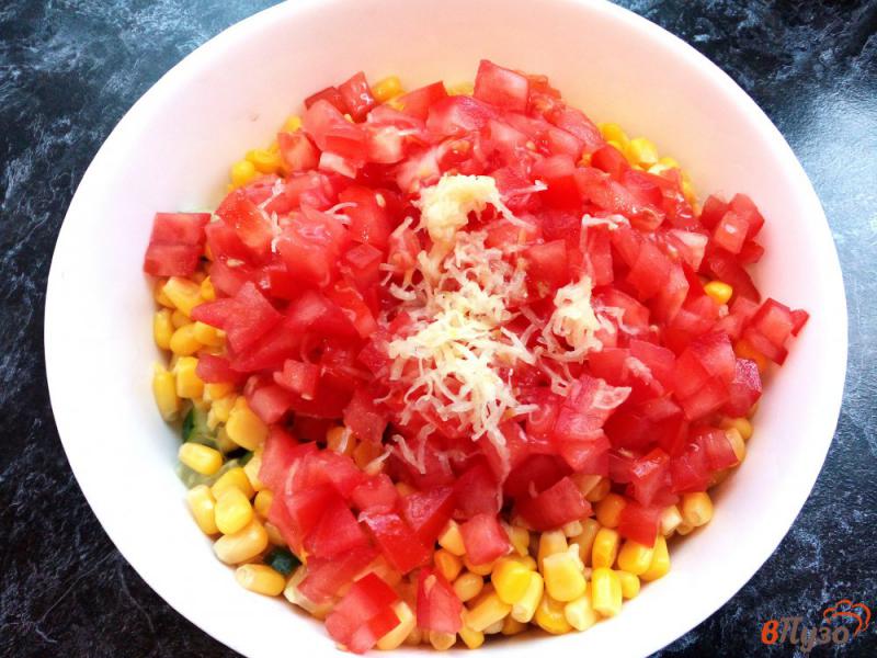 Фото приготовление рецепта: Салат с помидором огурцом кукурузой и жареными шампиньонами шаг №5