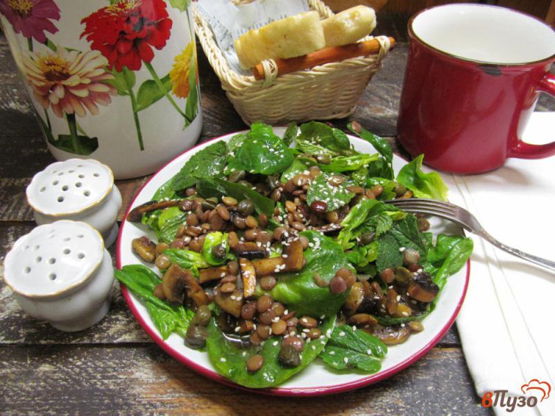 Фото приготовление рецепта: Грибной салат с чечевицей и каперсами шаг №7