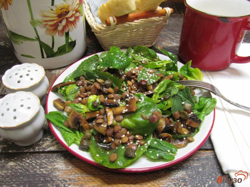 Фото приготовление рецепта: Грибной салат с чечевицей и каперсами шаг №8