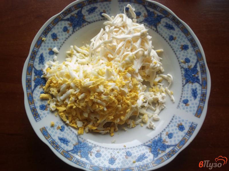 Фото приготовление рецепта: Закуска из лаваша с яйцом и плавленным сыром шаг №2