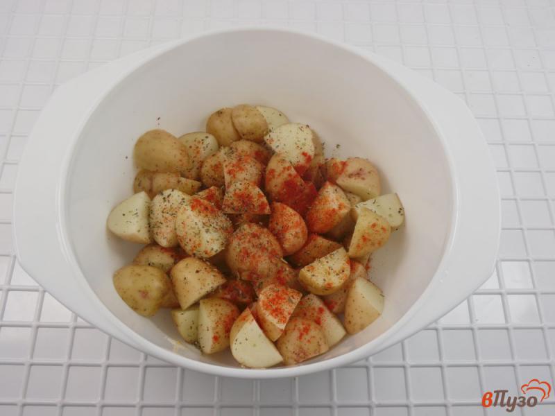 Фото приготовление рецепта: Салат с молодым картофелем и вялеными томатами шаг №1