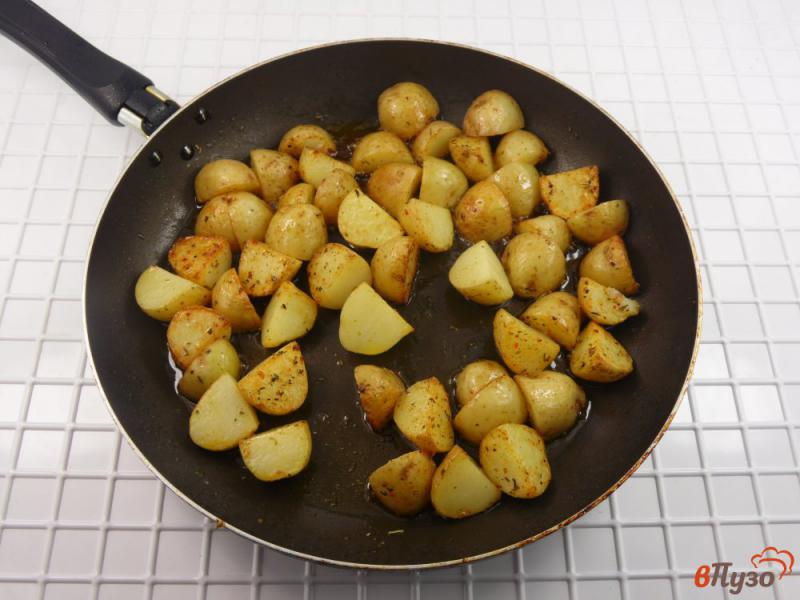 Фото приготовление рецепта: Салат с молодым картофелем и вялеными томатами шаг №2