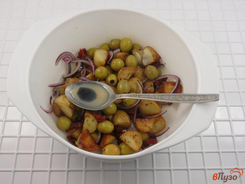 Фото приготовление рецепта: Салат с молодым картофелем и вялеными томатами шаг №6