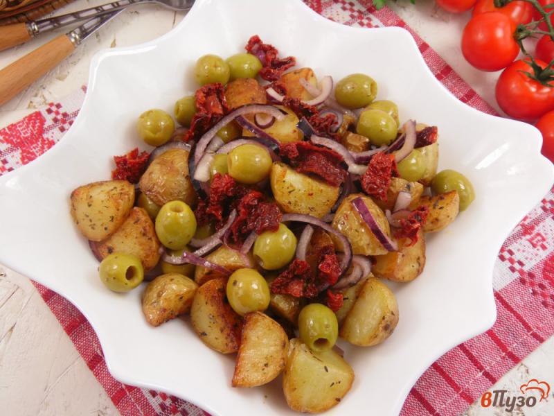 Фото приготовление рецепта: Салат с молодым картофелем и вялеными томатами шаг №7