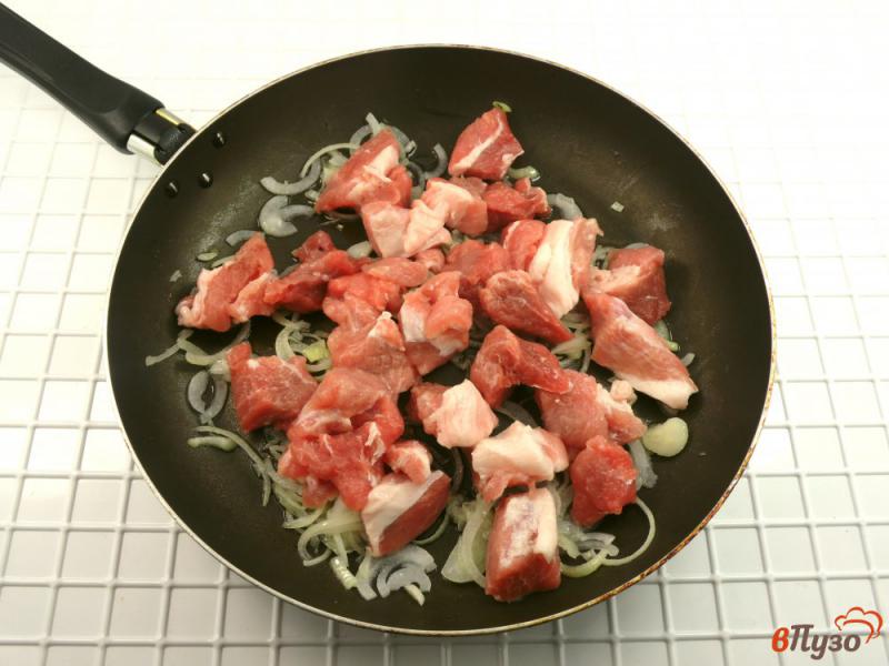 Фото приготовление рецепта: Свинина с консервированным нутом и оливками шаг №2