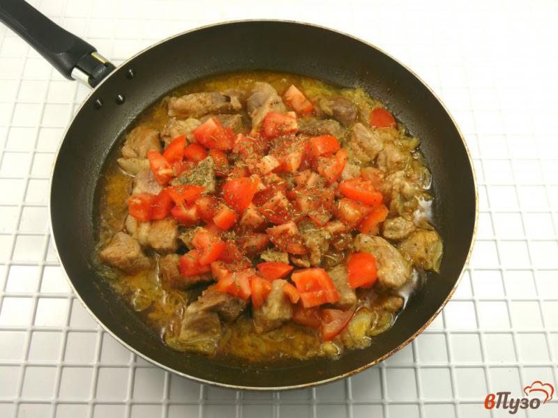 Фото приготовление рецепта: Свинина с консервированным нутом и оливками шаг №4