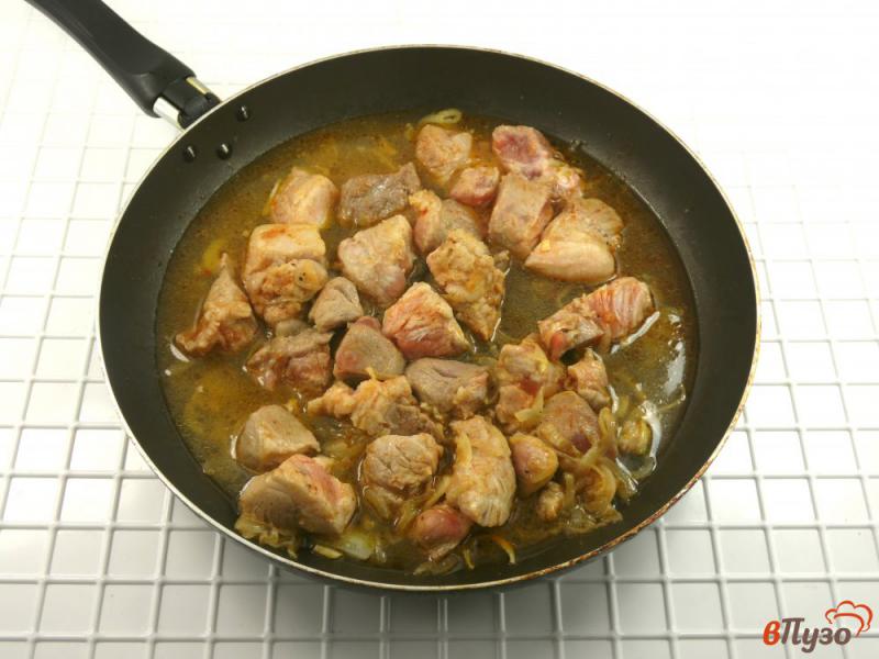 Фото приготовление рецепта: Свинина с консервированным нутом и оливками шаг №3