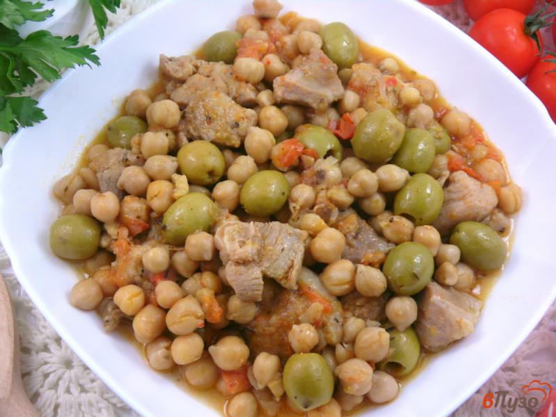 Фото приготовление рецепта: Свинина с консервированным нутом и оливками шаг №6