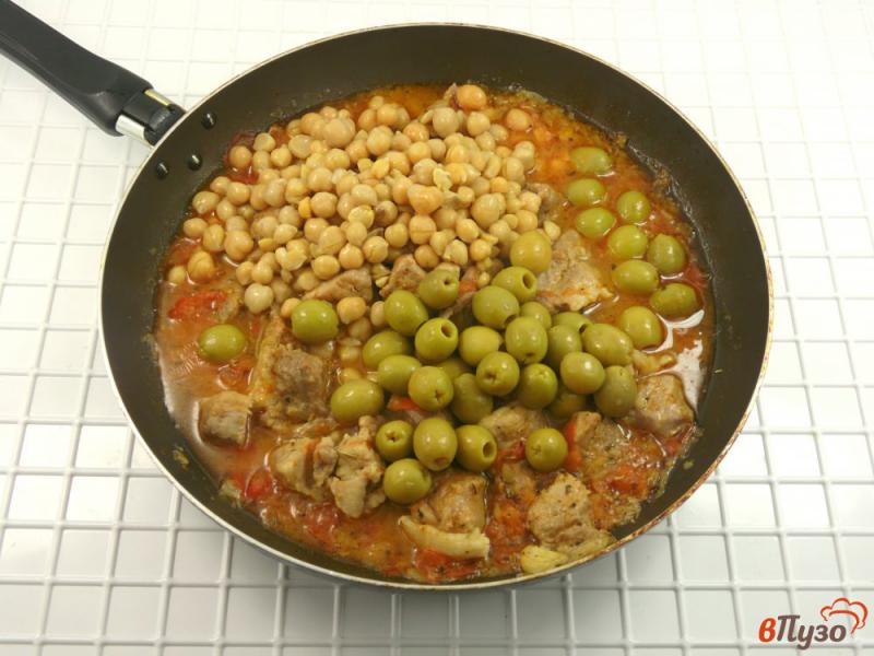 Фото приготовление рецепта: Свинина с консервированным нутом и оливками шаг №5