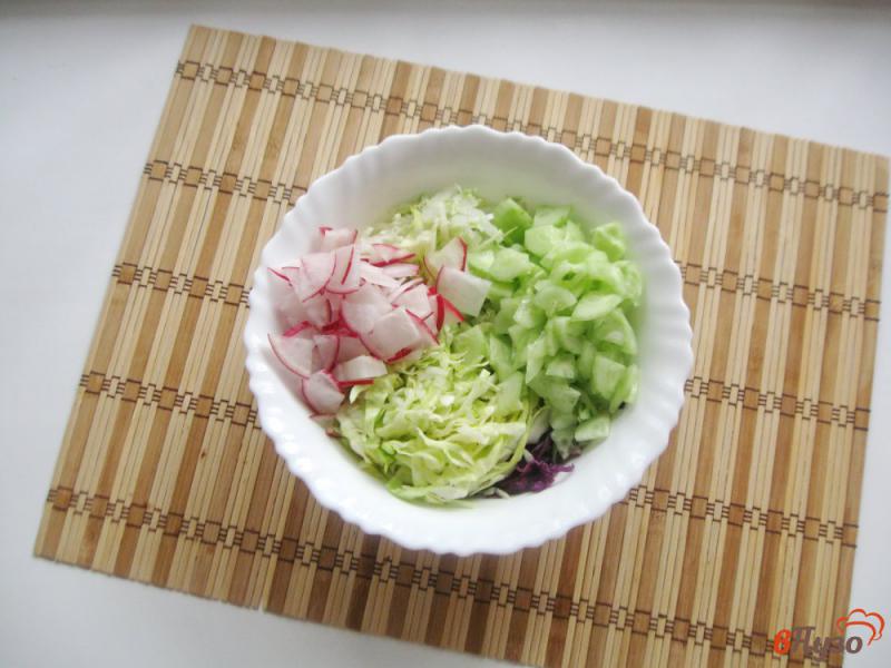 Фото приготовление рецепта: Капустный салат с редисом и огурцом шаг №3