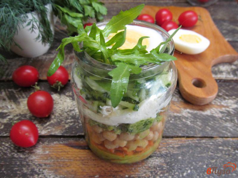 Фото приготовление рецепта: Средиземноморский салат из нута и яйца шаг №6