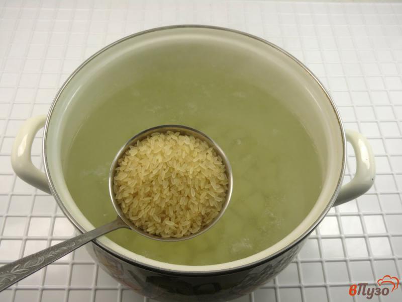 Фото приготовление рецепта: Суп сырный с треской и рисом шаг №2