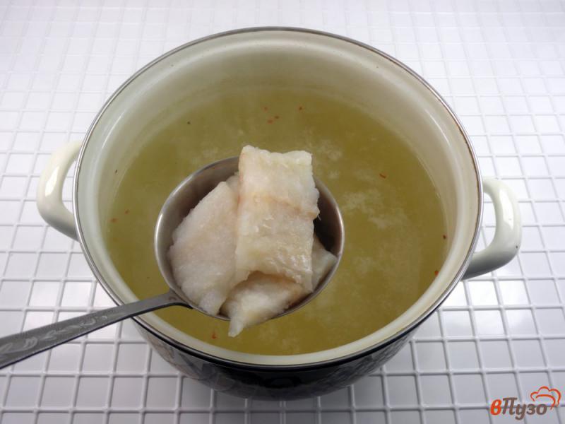 Фото приготовление рецепта: Суп сырный с треской и рисом шаг №4