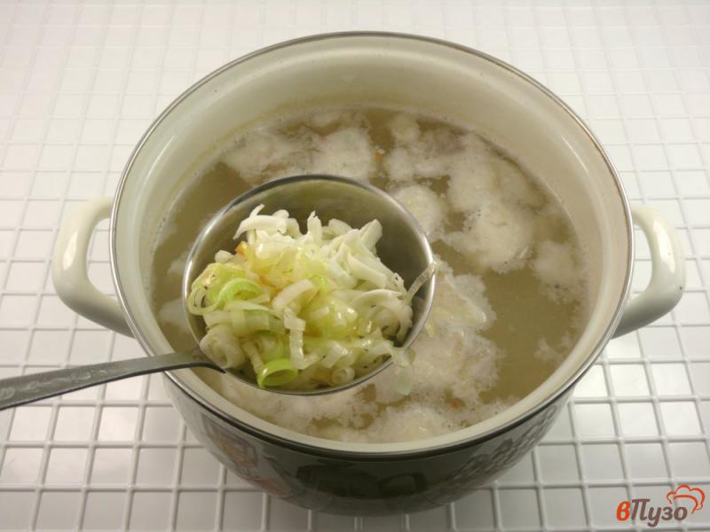 Фото приготовление рецепта: Суп сырный с треской и рисом шаг №5