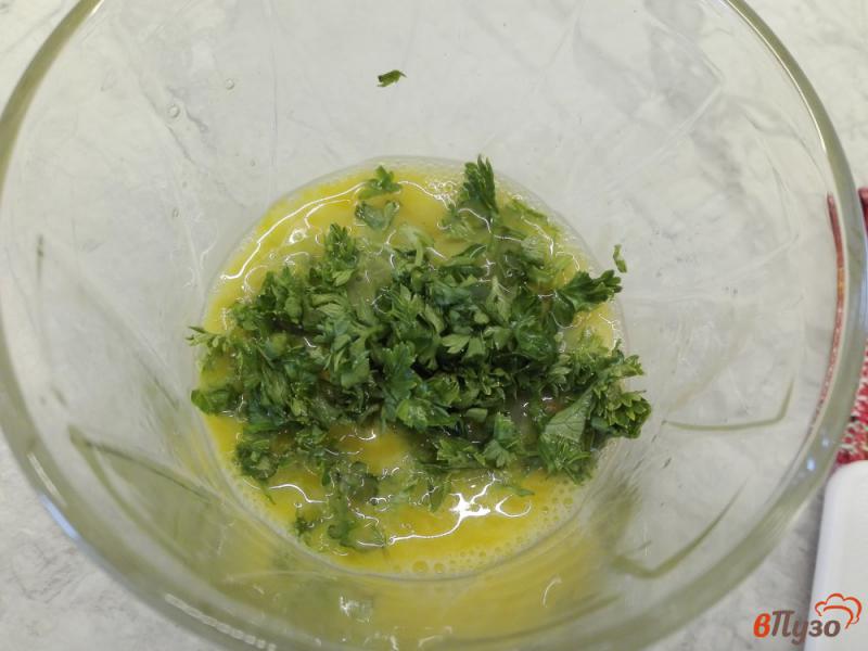 Фото приготовление рецепта: Яичный блин с оливками и зеленью шаг №2