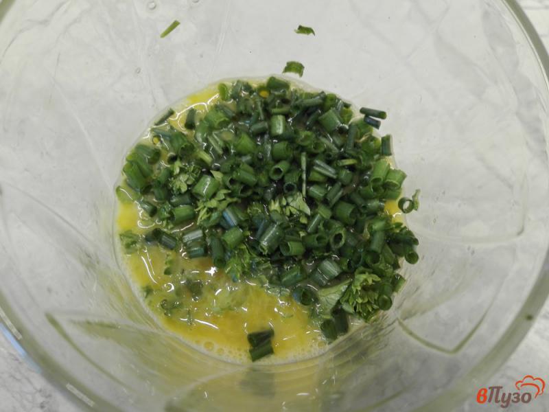 Фото приготовление рецепта: Яичный блин с оливками и зеленью шаг №3