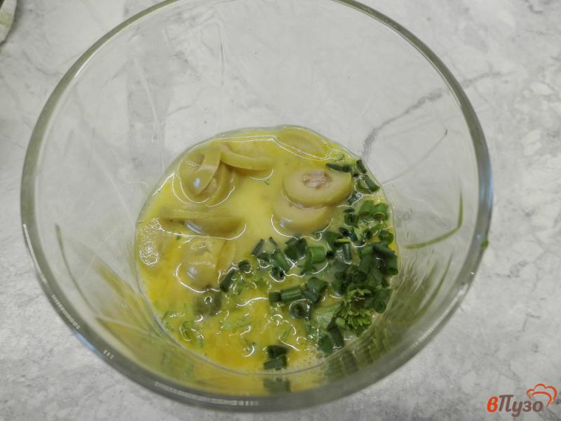 Фото приготовление рецепта: Яичный блин с оливками и зеленью шаг №4