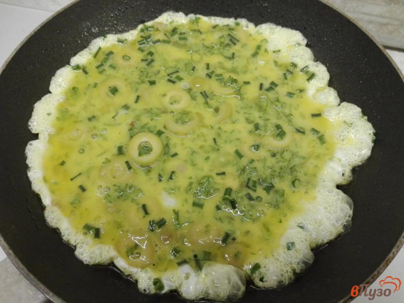 Фото приготовление рецепта: Яичный блин с оливками и зеленью шаг №6