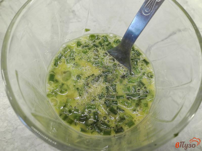 Фото приготовление рецепта: Яичный блин с оливками и зеленью шаг №5