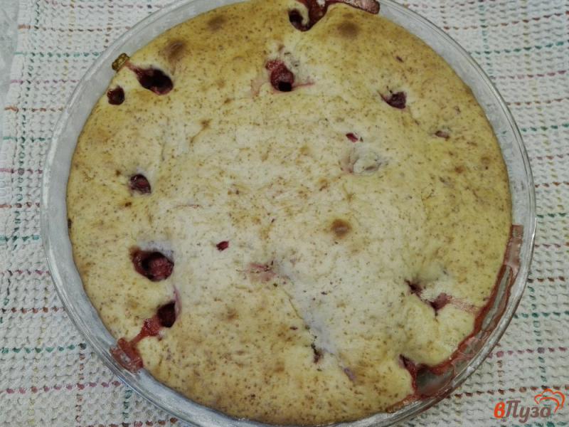 Фото приготовление рецепта: Пирог с клубникой шаг №8