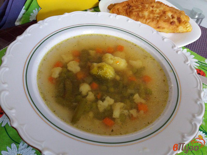Фото приготовление рецепта: Куриный суп с овощами шаг №6
