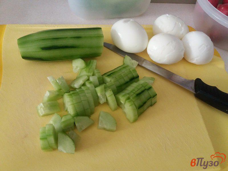 Фото приготовление рецепта: Салат Весенний с редиской и отварным яйцом шаг №1