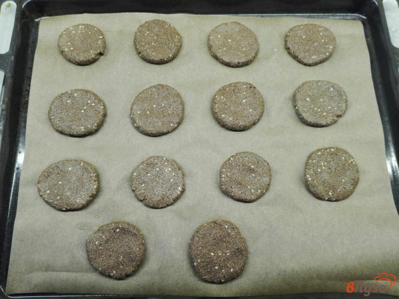 Фото приготовление рецепта: Шоколадное печенье с кунжутом и кокосовой стружкой шаг №7