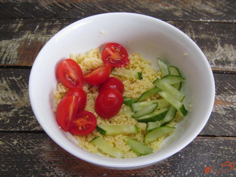Фото приготовление рецепта: Овощной салат с кус-кусом и моцареллой шаг №3
