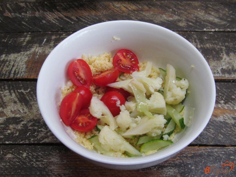 Фото приготовление рецепта: Овощной салат с кус-кусом и моцареллой шаг №4