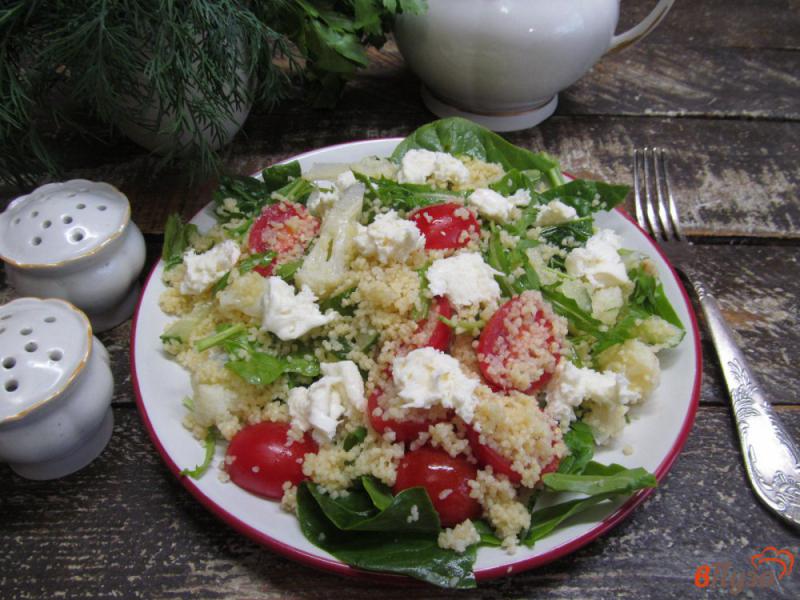Фото приготовление рецепта: Овощной салат с кус-кусом и моцареллой шаг №6