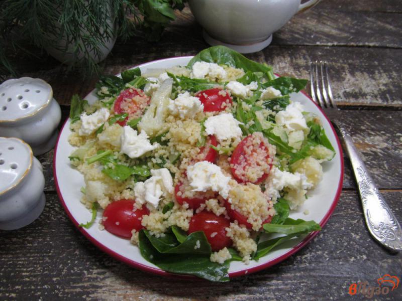 Фото приготовление рецепта: Овощной салат с кус-кусом и моцареллой шаг №7