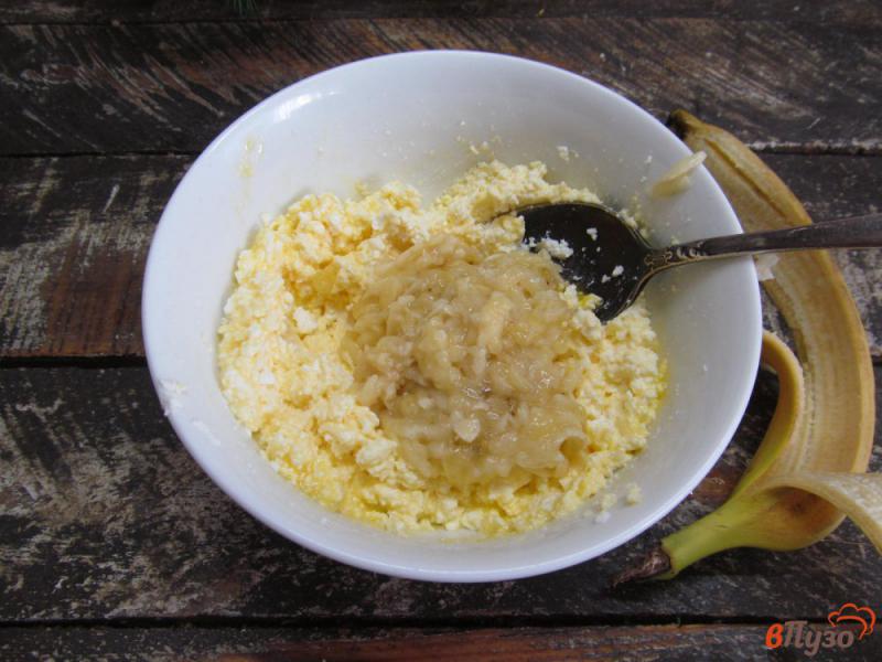 Фото приготовление рецепта: Сырники с бананом на кукурузной муке шаг №2