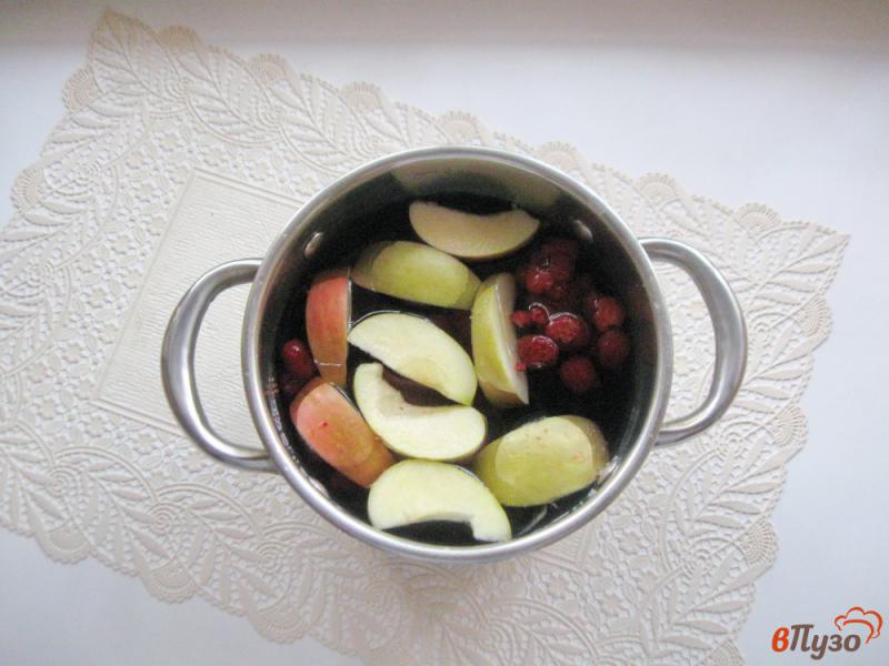 Фото приготовление рецепта: Кисель из яблок, малины и черной смородины шаг №4