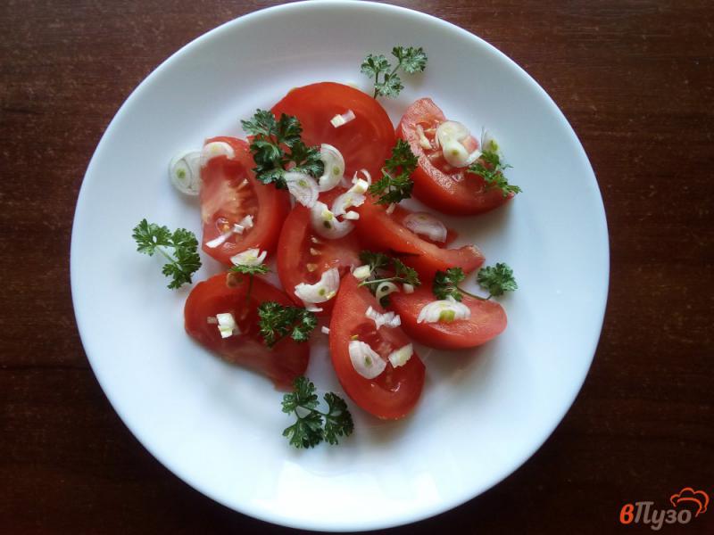 Фото приготовление рецепта: Салат из помидора с тунцом шаг №3