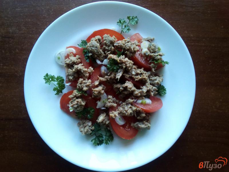Фото приготовление рецепта: Салат из помидора с тунцом шаг №4