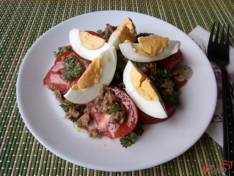 Фото приготовление рецепта: Салат из помидора с тунцом шаг №7