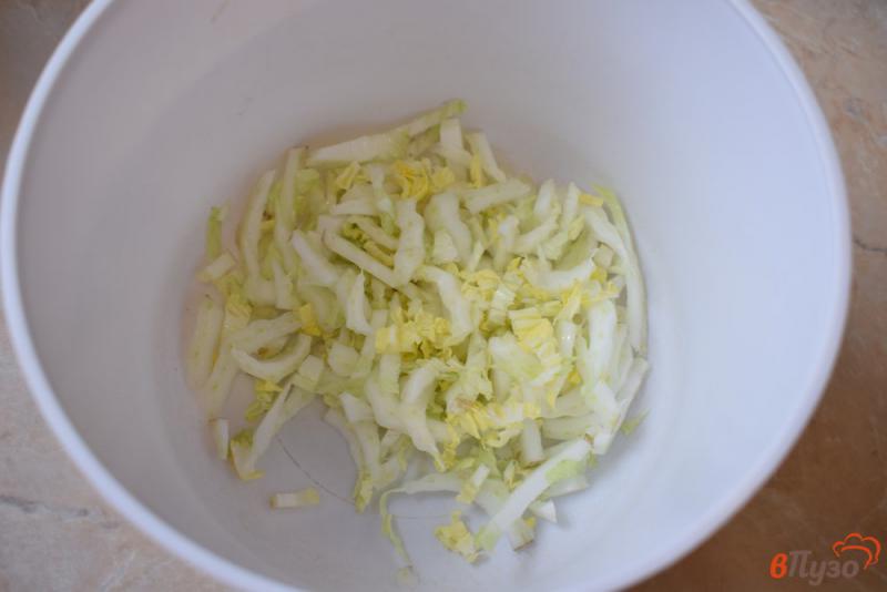 Фото приготовление рецепта: Салат с пекинской капустой и редисом шаг №1