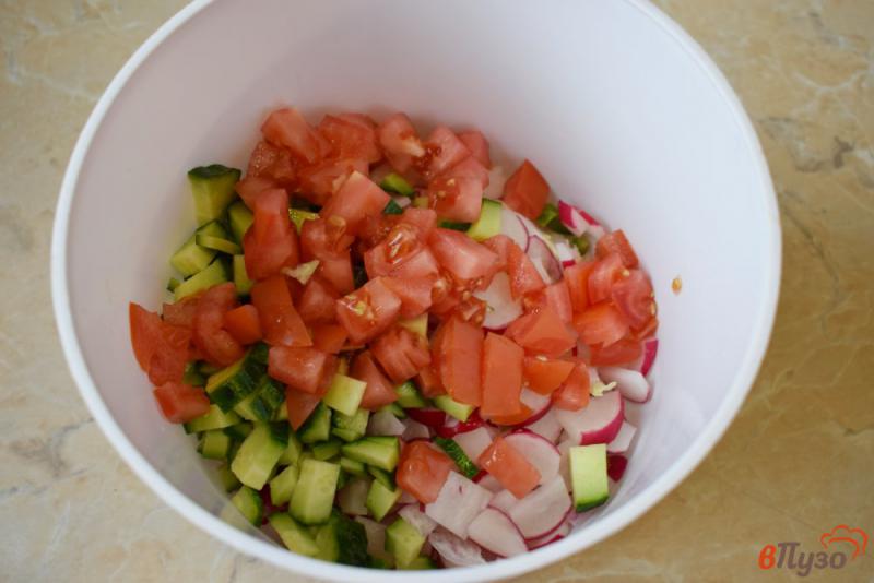 Фото приготовление рецепта: Салат с пекинской капустой и редисом шаг №4